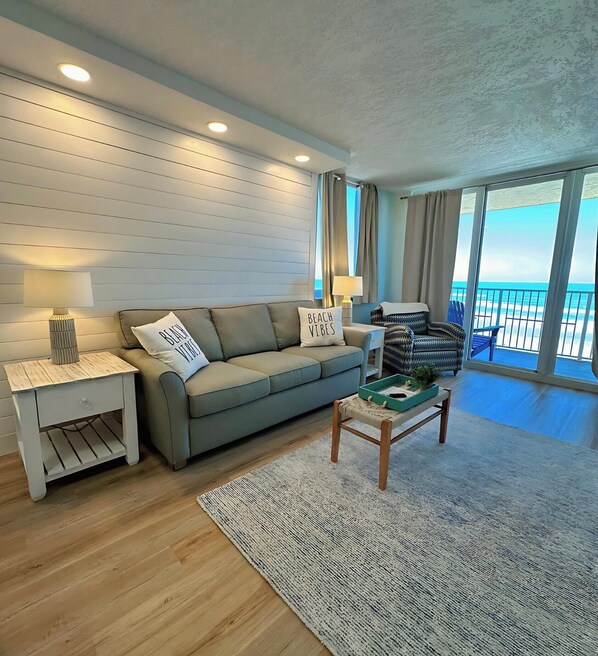 公寓式客房, 多张床, 阳台, 海洋景观 (Oceania Beach Club 406) | 起居区