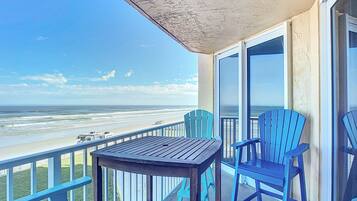 Condo, Berbilang Katil, Balcony, Ocean View (Oceania Beach Club 304) | Tempat makan luar