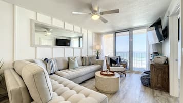 Leilighet, flere senger, balkong, havutsikt (Oceania Beach Club 305) | Oppholdsområde