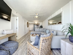 Condo, Plusieurs lits, balcon, vue sur l’océan (Oceania Beach Club 305) | Aire de séjour