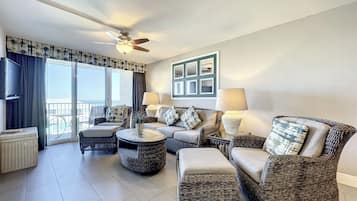 Condo, Berbilang Katil, Balcony, Ocean View (Oceania Beach Club 307) | Ruang tamu | 42 inci televisyen skrin rata dengan digital
