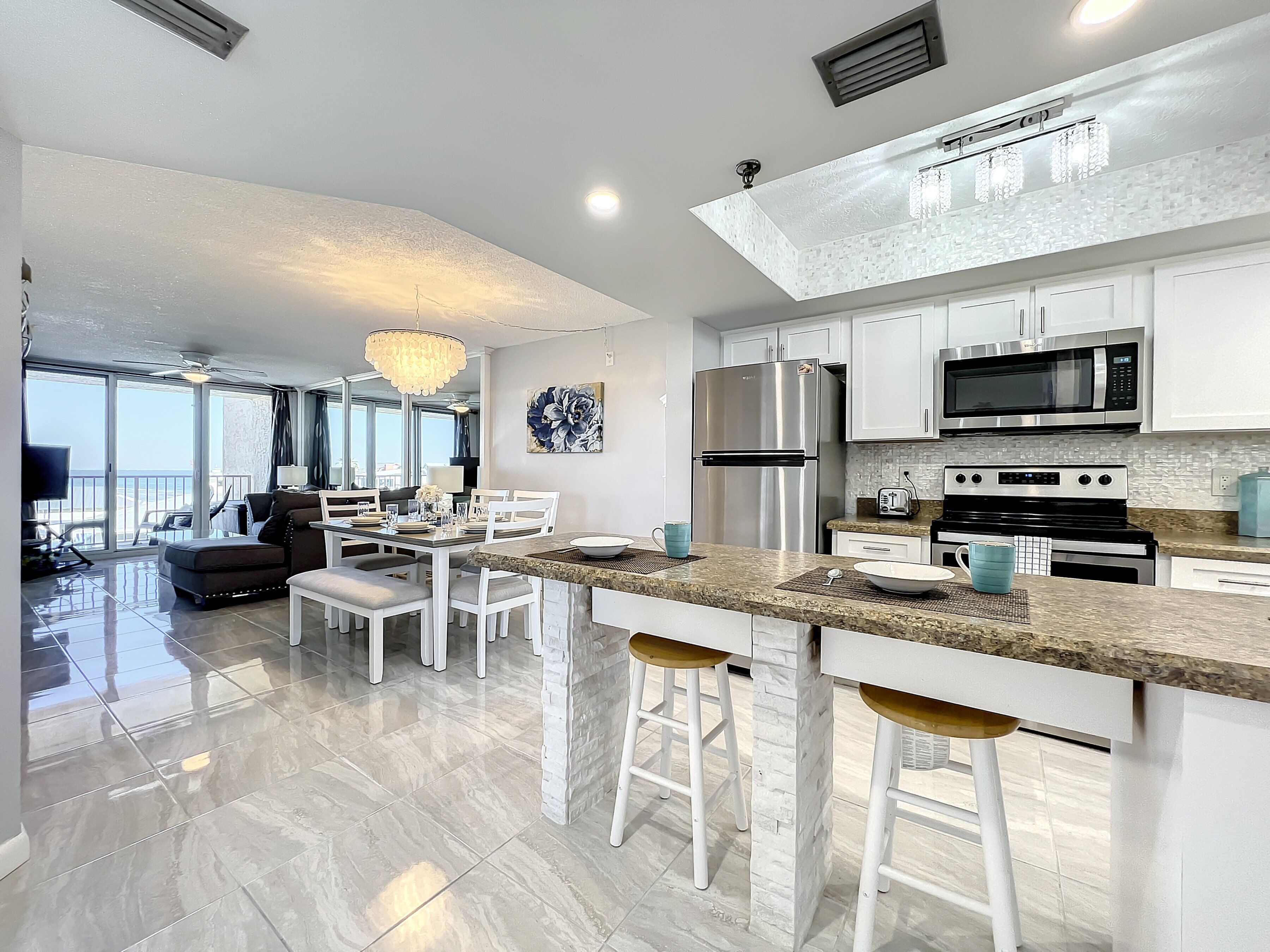 Condo, varias camas, balcón, vista al océano (Oceania Beach Club 409) | Cocina privada