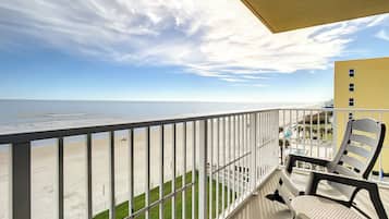 Condo, Plusieurs lits, balcon, vue sur l’océan (Oceania Beach Club 501) | Terrain de l’hébergement