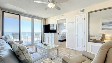 Apartment, Mehrere Betten, Balkon, Strandblick (Oceania Beach Club 306) | Wohnbereich