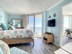 公寓式客房, 多张床, 阳台, 海洋景观 (Oceania Beach Club 401) | 2 多间卧室、特色装修、特色家居、床单