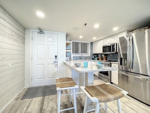 Condo, Plusieurs lits, balcon, vue sur l’océan (Oceania Beach Club 305) | Cuisine privée