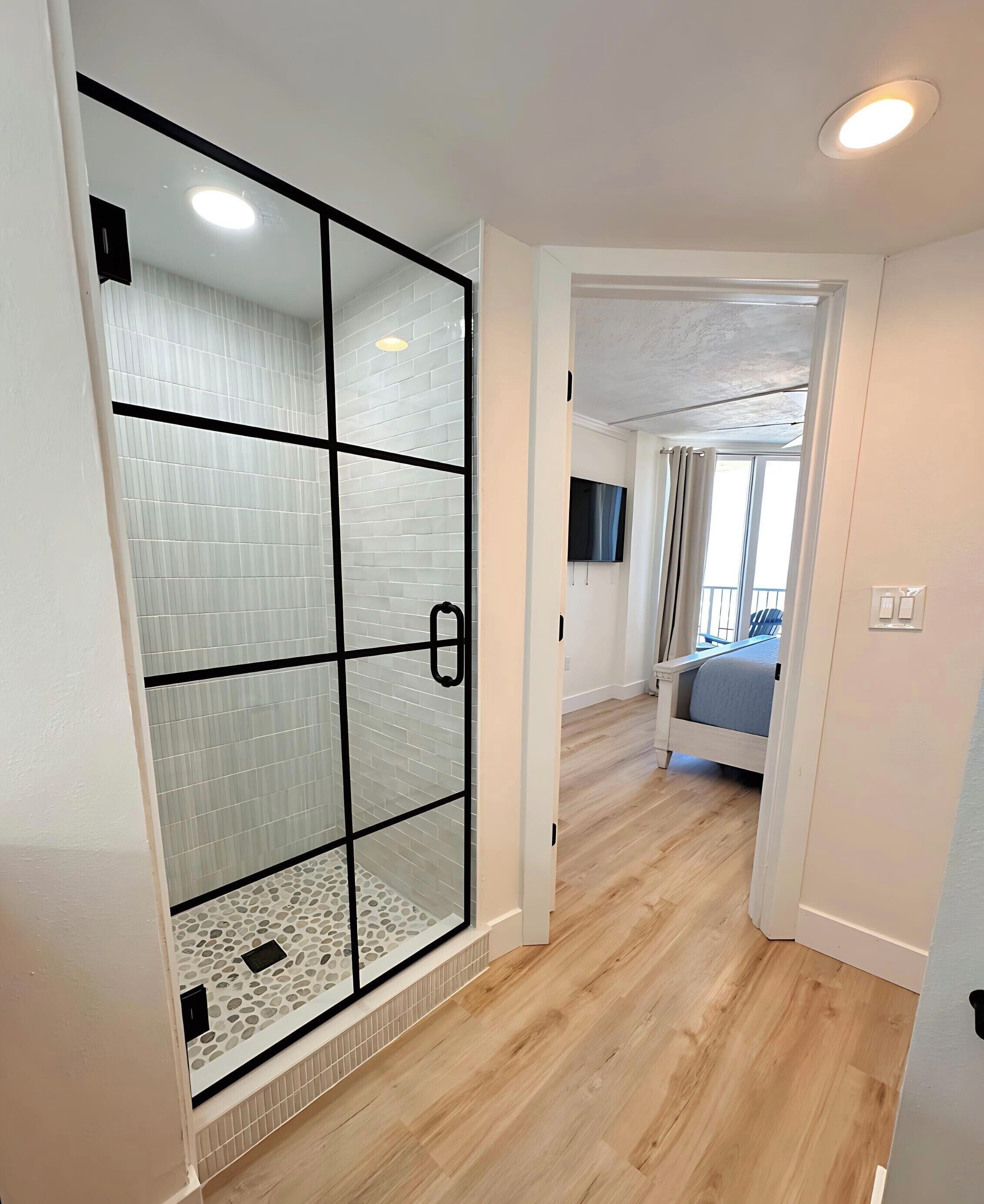 2 عدّة غرف نوم وبديكورات فريدة لكل غرفة وطراز فريد لكل وحدة