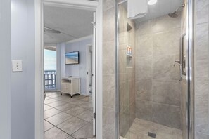Appart'hôtel, plusieurs lits, balcon, vue océan (Oceania Beach Club 403) | Salle de bain