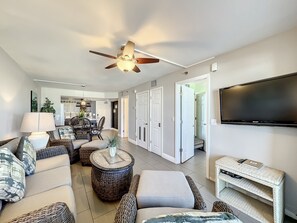 Appart'hôtel, plusieurs lits, balcon, vue océan (Oceania Beach Club 307) | Coin séjour