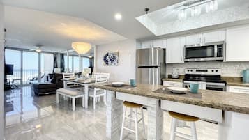 Apartamento, varias camas, balcón, vistas al mar (Oceania Beach Club 409) | Cocina privada