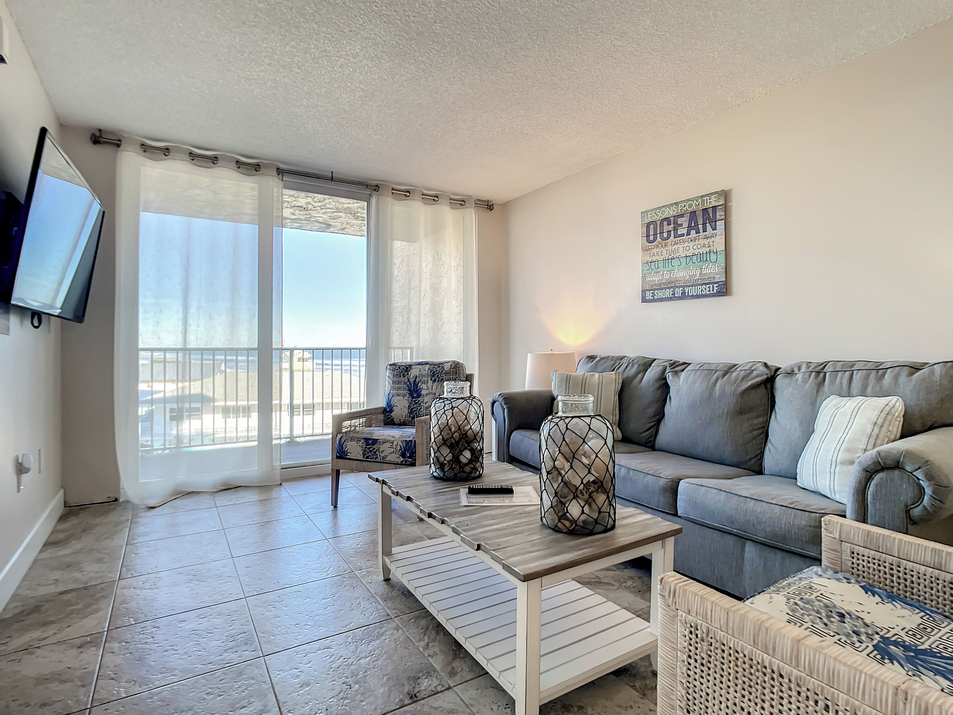 公寓客房, 多張床, 陽台, 海景 (Oceania Beach Club 408) | 起居區 | 42-吋平面電視，提供數位頻道