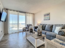 Condo, várias camas, sacada, vista para o oceano (Oceania Beach Club 408) | Área de estar | TV de tela plana 42 polegadas com canais digitais