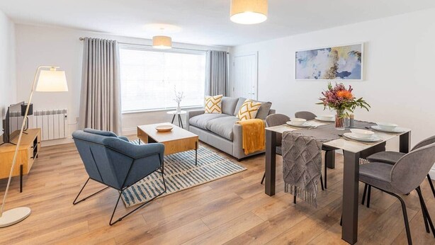Un salon moderne avec un canapé, une table basse et une table à manger.