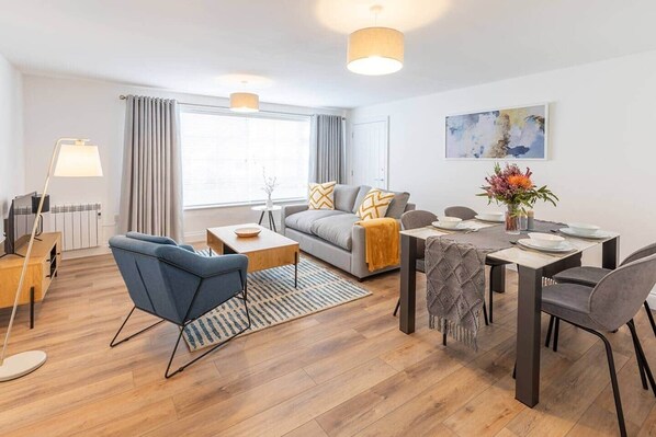 TV - Modern One Bed Flat Near Ely Cathedral - Sleeps 4 (ELY)