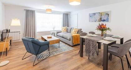 Modern One Bed Flat Near Ely Cathedral - Sleeps 4