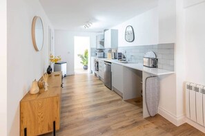 Fridge, microwave, oven, toaster - Modern One Bed Flat Near Ely Cathedral - Sleeps 4 (ELY)