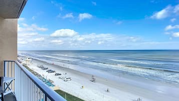 Condo, varias camas, balcón, vista al océano (Oceania Beach Club 702) | Áreas de la propiedad