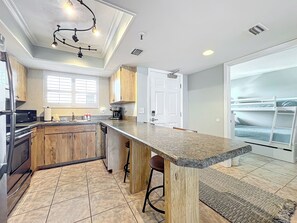 Condo, várias camas, sacada, vista para o oceano (Oceania Beach Club 803) | Cozinha privada | Geladeira, micro-ondas, fogão, cooktop
