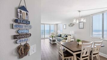Apartment, Mehrere Betten, Balkon, Meerblick (Oceania Beach Club 701) | Innenbereich