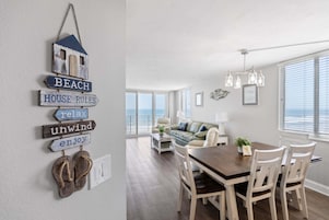 Condo, várias camas, sacada, vista para o oceano (Oceania Beach Club 701) | Parte interna