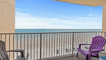 Apartamento, varias camas, balcón, vistas al mar (Oceania Beach Club 704) | Jardines del alojamiento