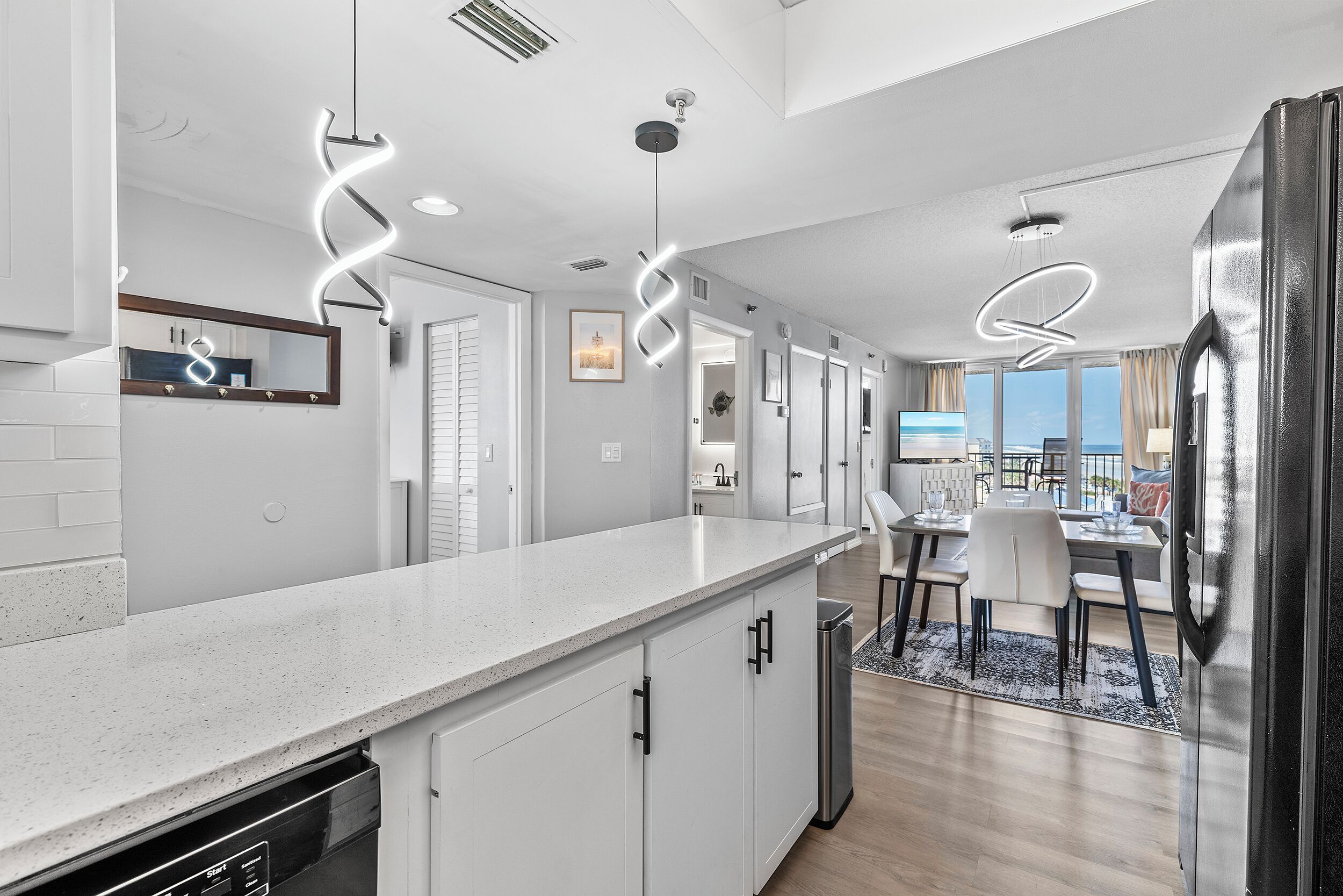 Apartment, Mehrere Betten, Balkon, Meerblick (Oceania Beach Club 609) | Innenbereich