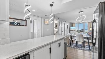 Apartment, Mehrere Betten, Balkon, Meerblick (Oceania Beach Club 609) | Innenbereich