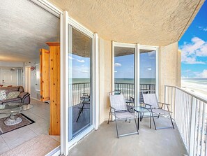 Condo, nhiều giường, ban công, quang cảnh biển (Oceania Beach Club 703) | Hiên