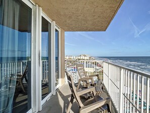 Condo, várias camas, sacada, vista para o oceano (Oceania Beach Club 606) | Vista do quarto