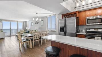 Apartment, Mehrere Betten, Balkon, Meerblick (Oceania Beach Club 701) | Eigene Küche