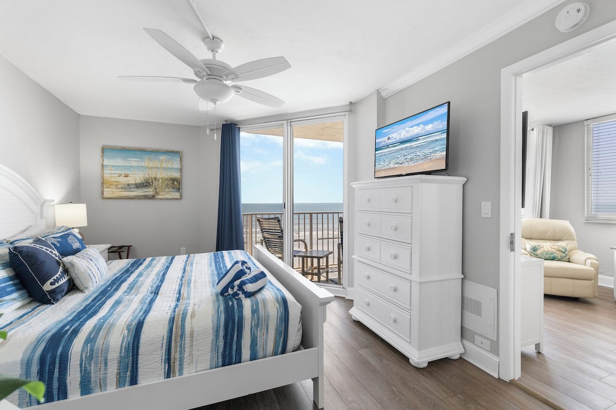 Condo, várias camas, sacada, vista para o oceano (Oceania Beach Club 701) | 2 quartos, individualmente decorados, individualmente mobiliados