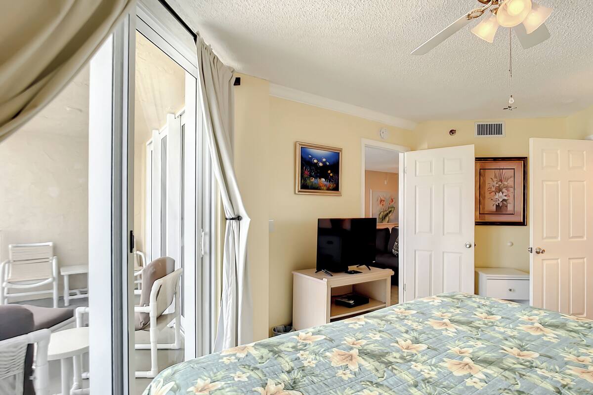 Une chambre à coucher avec un lit, une télévision, un bureau et une chaise.