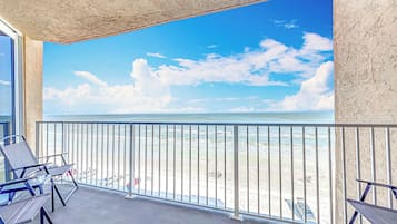 Apartment, Mehrere Betten, Balkon, Meerblick (Oceania Beach Club 703) | Unterkunftsgelände