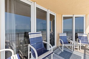 Condo, Plusieurs lits, balcon, vue sur l’océan (Oceania Beach Club 701) | Terrain de l’hébergement 