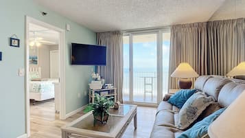 Condo, varias camas, balcón, vista al océano (Oceania Beach Club 702) | Área de sala de estar