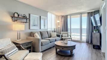 Condo, varias camas, balcón, vista al océano (Oceania Beach Club 706) | Área de sala de estar