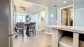 Apartment, Mehrere Betten, Balkon, Meerblick (Oceania Beach Club 706) | Innenbereich