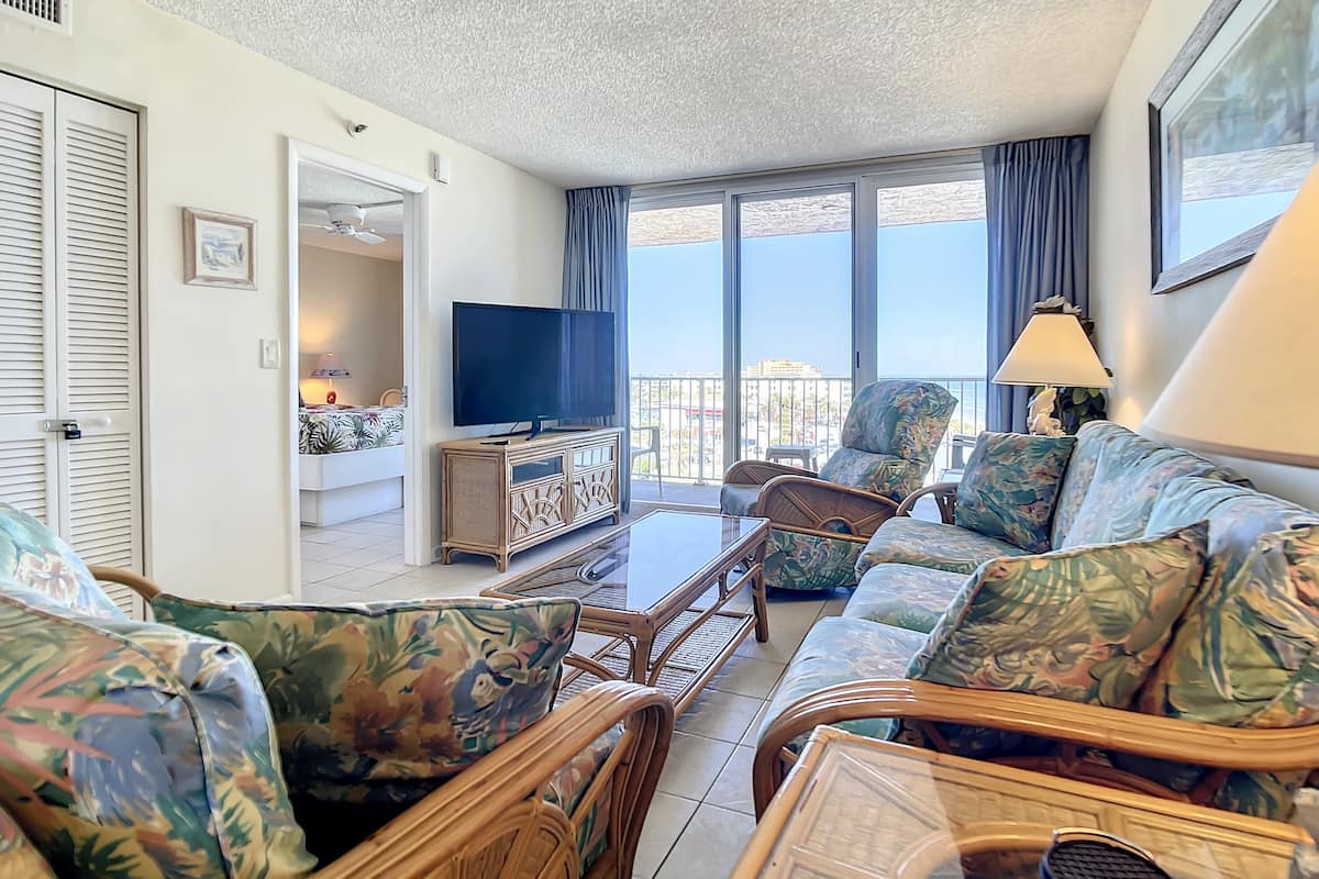 Condo, várias camas, sacada, vista para o oceano (Oceania Beach Club 708) | Área de estar | TV de tela plana 42 polegadas com canais digitais