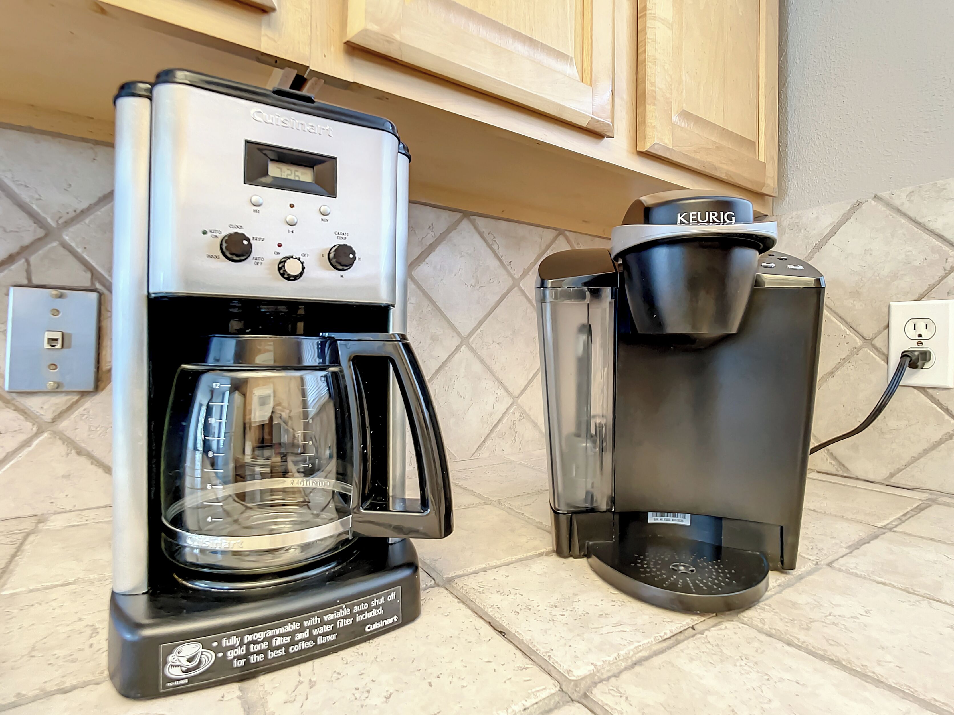 Une machine à café dotée d’un écran numérique et de fonctions programmables, et connectée à un distributeur de capsules de café Keurig.