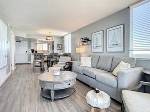 Condo, várias camas, sacada, vista para o oceano (Oceania Beach Club 706) | Área de estar | TV de tela plana 42 polegadas com canais digitais