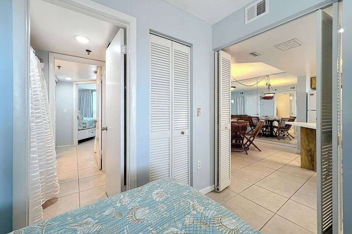 Apartamento, varias camas, balcón, vistas al mar (Oceania Beach Club 703) | 2 dormitorios, tabla de planchar con plancha, decoración individual