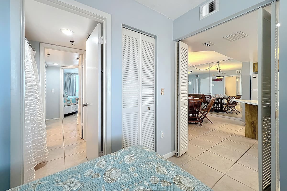Condo, varias camas, balcón, vista al océano (Oceania Beach Club 703) | 2 habitaciones, decoración personalizada y muebles diferentes