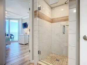 Appart'hôtel, plusieurs lits, balcon, vue océan (Oceania Beach Club 702) | Salle de bain