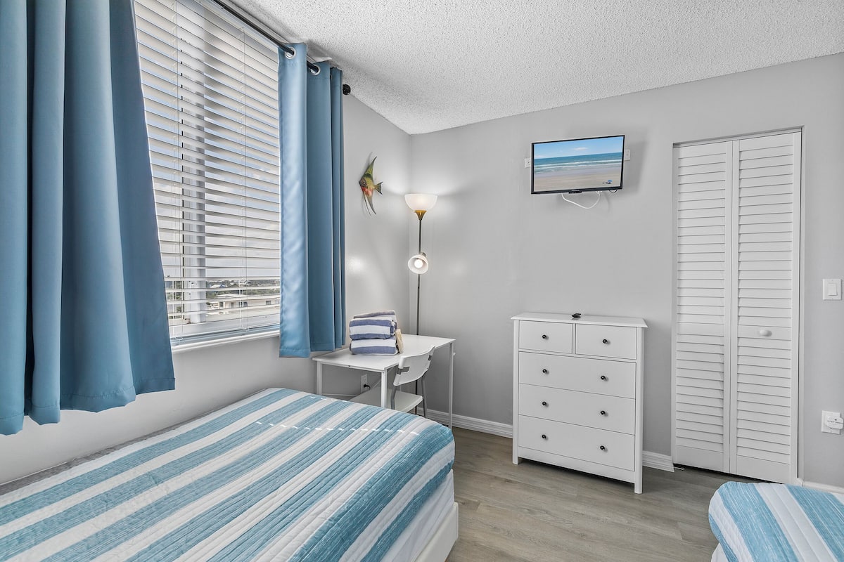 Condo, várias camas, sacada, vista para o oceano (Oceania Beach Club 609) | 2 quartos, individualmente decorados, individualmente mobiliados