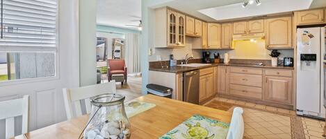 獨棟房屋, 多張床, 陽台, 海景 (Oceanside Village C1) | 私人廚房 | 餐桌