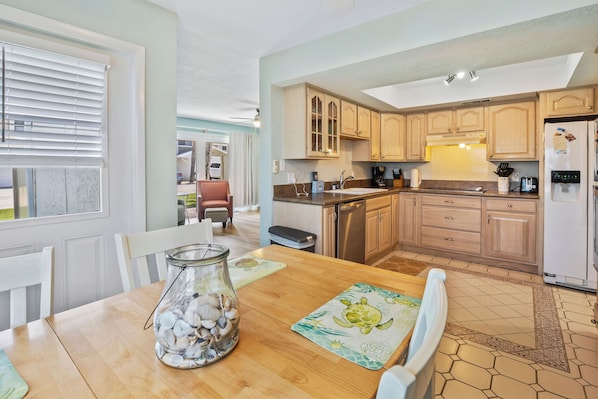 Nhà, nhiều giường, ban công, quang cảnh biển (Oceanside Village C1) | Bếp riêng | Tủ lạnh, lò vi sóng, lò nướng, bếp nấu