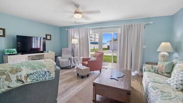 Casa, varias camas, balcón, vista al océano (Oceanside Village C1) | Área de sala de estar | Televisión de pantalla plana de 42 pulgadas con canales digitales