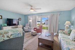 Nhà, nhiều giường, ban công, quang cảnh biển (Oceanside Village C1) | Khu phòng khách | TV màn hình phẳng 42-inch có truyền hình kỹ thuật số