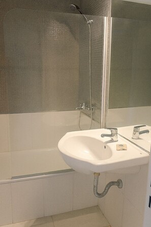 مجففات شعر، مناشف، صابون، ورق حمّام