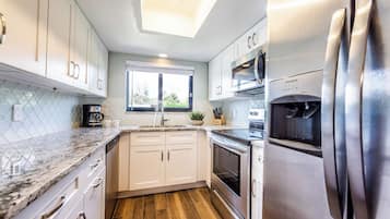 Lakás, több ágy, teraszos udvar, kilátással a medencére (Sea Woods Condo 169) | Privát konyha | Hűtőszekrény, mikrohullámú sütő, sütő és főzőlap